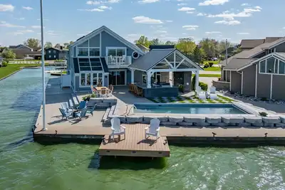 Image de Grande maison de luxe au bord du lac sur le lac Grand, avec des quais pour bateaux et un bar Tiki!