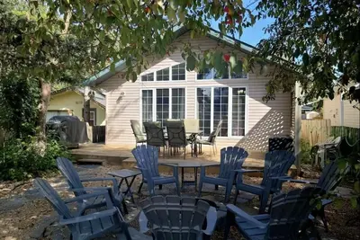 Image de Sylvan Lake Cottage 1\/2 pâté de maisons de la plage