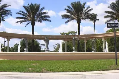 Image de Emerald Island: Regardez les feux d'artifice de Disney depuis la piscine / 99 $