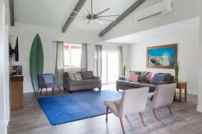 Image de Brand New 4 Chambre, avec A / C, Steps To Hukilau Plage