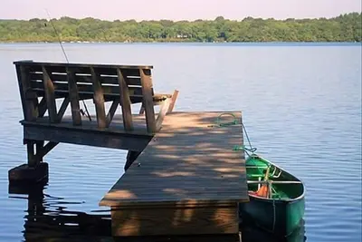 Image de Chalet en bois rond au bord du lac. Fermé pour l'hiver, rendez-vous en avril.