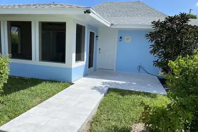 Image de Belle villa sur la plage avec une moustiquaire dans le porche 2br \/ 2 Ba