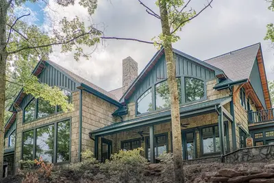 Image de Superbe maison de montagne moderne avec une vue imprenable sur 190 acres privés