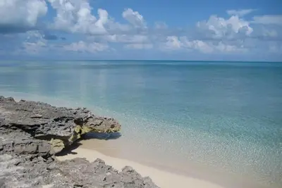 Délicieuse escapade à la mer nichée dans un environnement isolé