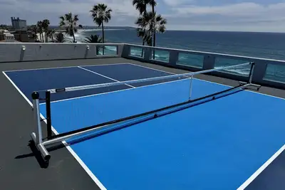 Image de Oceanfront, piscine, bain à remous, à pied du village, home cinéma et ascenseur! !