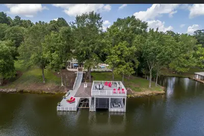 Image de Resort like - lac Accueil - vue énorme sur l'eau, piscine et grand hangar à bateaux.