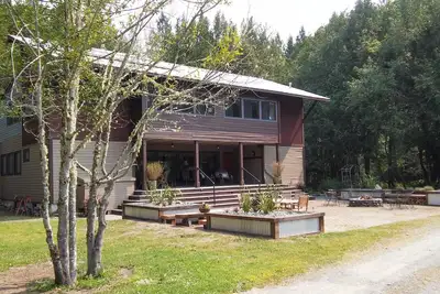 Image de The Chetco River Inn-Secluded River Frontage-36 acres-nager, pĂŞcher, s'amuser en famille