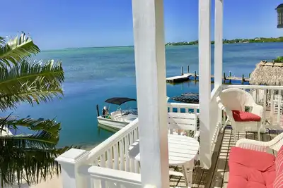 Image de Luxueuse maison en bord de mer sur la plage avec piscine chauffée, quai, kayaks