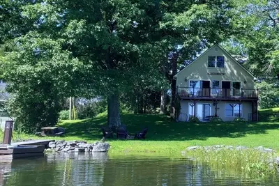 Image de Maison au bord du lac sur l'étang Webber. 8 personnes en été