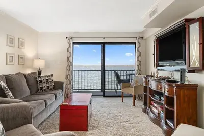 Image de 2br, 2 Ba Bay Front Property Avec des vues incroyables et des couchers de soleil!