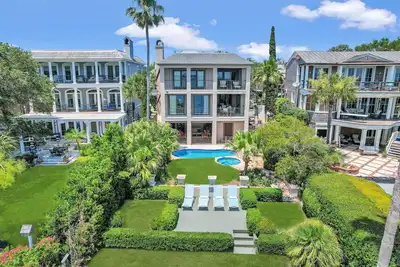 Image de Ocean Front Home avec une vue imprenable sur l'océan! Piscine, bain à remous facile à pied du village, restaurants, shopping