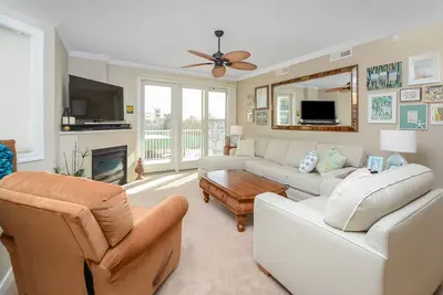 Image de Belle 3 Br unité qui est seulement 1/2 bloc de la plage et proche de tout!