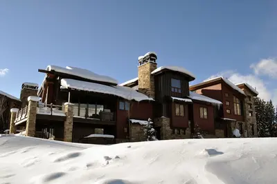 Image de Timberline Lodge: True Ski in / Out, En vedette sur la couverture du magazine Denver Life