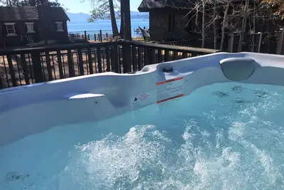 Image de Vues sur le lac de chaque pièce; Nouveau bain à remous; Dog Friendly; Des étapes pour s'amuser toute l'année