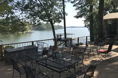 Image de Maison sur le lac Hamilton 17 personnes dans des lits