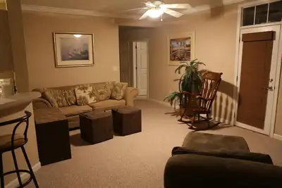Image de Détente 2 Br / 2 Ba Condo avec garage et 2 porches