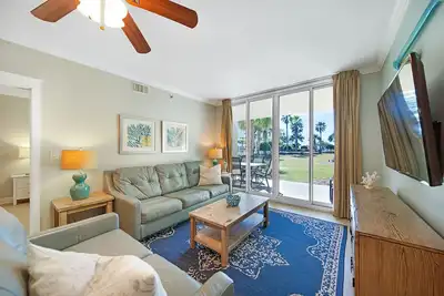 Image de Du 24 au 31 août, seulement 899 $ + taxes et frais ~ Waterscape C205 ~ Rénové par un concepteur ~ Rendez-vous au rez-de-chaussée et découvrez l’eau Oasis Hou la la!