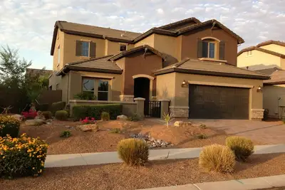 Image de 5br 4 Salles de bain - Belle spacieuse Gilbert Accueil dans un quartier calme! !