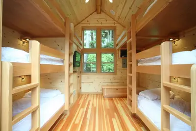 Image de Bunkhouse super cool pour les enfants! Réclamez la maison principale pour les adultes.