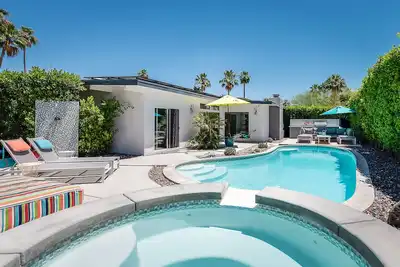 Image de Magnifiquement rénové 4bd / 3ba bijou du milieu du siècle dans le centre de Palm Springs