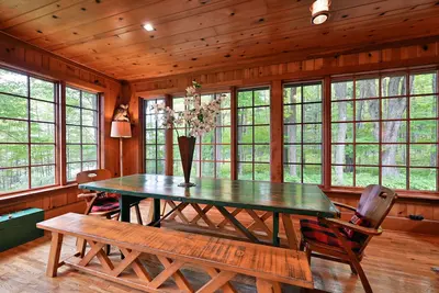 Image de Lodge nostalgique isolé, chambre pour tous, rivage de sable sur le magnifique lac Teal
