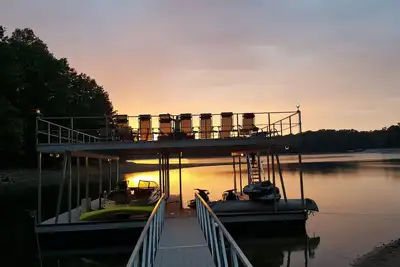 Image de Magnifique Lake Lanier Home-Indonesian Decor-Huge Party Dock