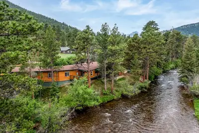 Image de Impressionnant rivière Accueil, vue sur la montagne, bain à remous, 5 Chambre / 4bath