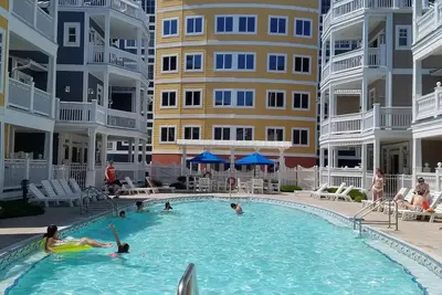 Image de 3br 2. 5 Bath 2000 Sqf Coastal Colors Condo avec des vues fantastiques sur l'océan et la plage