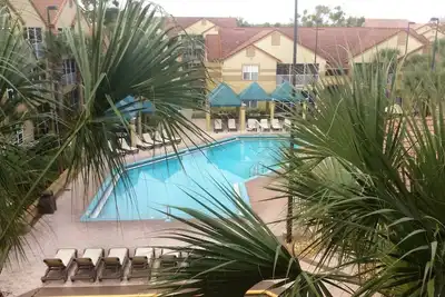 Image de Condominiums À 2 Chambres: Du Samedi Au Samedi