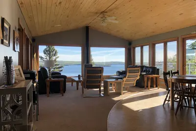 Image de Cabine moderne au sommet de la montagne. Vue imprenable sur le lac. Accès à distance et privé avec lac.