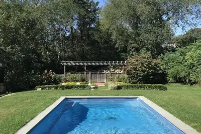 Image de Poste luxueuse et poutre avec piscine chauffée près de la plage
