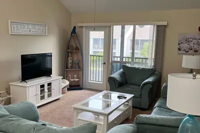 Belle Lakefront Condo W / Piscine Près de la plage
