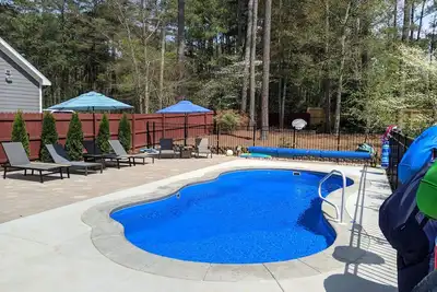 Image de Détente North Raleigh Ranch w / bain à remous, porche filtré, foyer, lits King