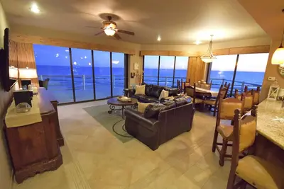 Image de Unité Oceanfront Avec Wrap Around Patio, la famille, 3bd / 3ba, Remodeled