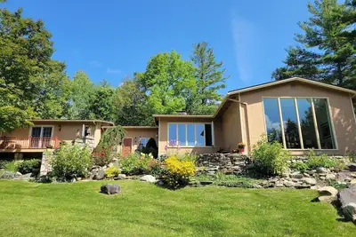 Image de Charmante maison du Vermont sur 7 acres avec bain à remous, étang et cheminée!