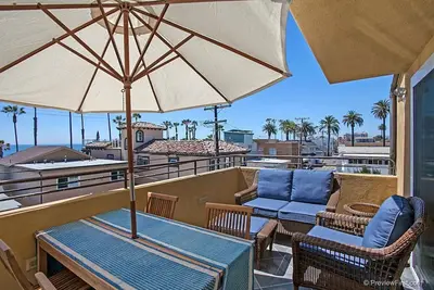 Image de Oceanside Beach situé près de la jetée et la marina! Vues sur l'océan! Walk to Village!