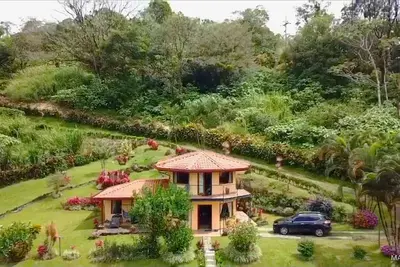 Image de Private Villa est un paradis avec des jardins tropicaux et un sentier de forêt tropicale par rivière
