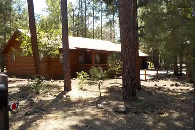 Image de Spectaculaire cabine nichée dans les pins au Pinetop Lakes Country Club