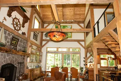 Image de Nouvelle maison à ossature en bois avec plan d'étage ouvert sur 2. 5 acres à seulement 6 mi. de Saratoga