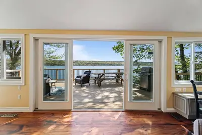 Image de Lakefront, quai privé, terrasse privée, Amazing Views, Animaux acceptés, haut de gamme