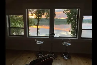 Nouveau chalet isolé sur Spencer Bay, le lac Catherine, à quelques minutes de la piste et de la ville
