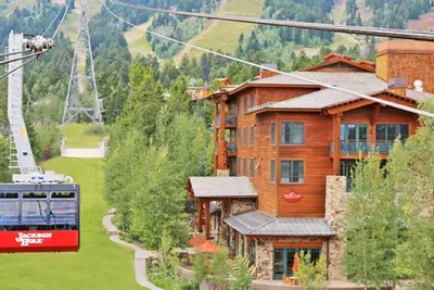 Image de 20-40% de rabais sur la plupart des semaines (Teton Club), accès direct au tram, à la télécabine - 4 bains à remous et spa!