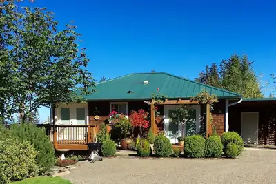 Image de Mt. Pleasant Garden View Ranch Cottage avec des vues panoramiques sur l'eau salée de la Colombie-Britannique