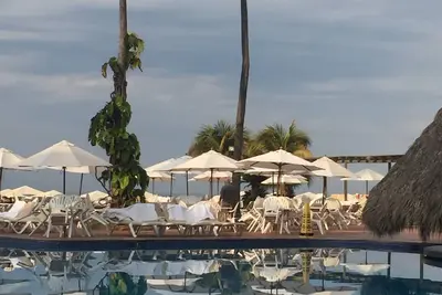 Image de 3 chambres, 2 salles de bain complètes, condo privé situé dans un hôtel 5 étoiles en bord de mer
