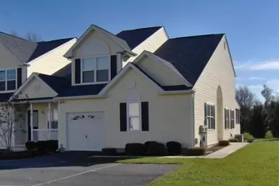 Image de Maison familiale avec piscine communautaire.