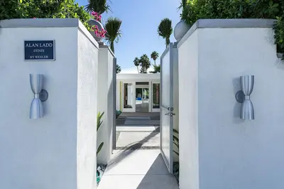Image de Mid-Century Modern Celebrity Estate By Wexler! Alan Ladd Estate! Private! Spectacular Mountain Views!