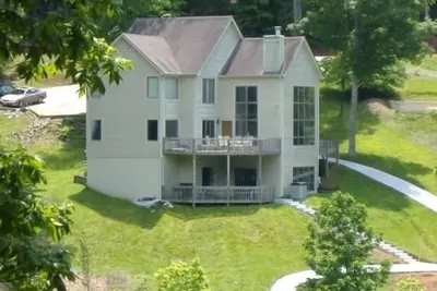 Image de Grand Lake House avant sur Norris Lake Resort Ă Deerfield