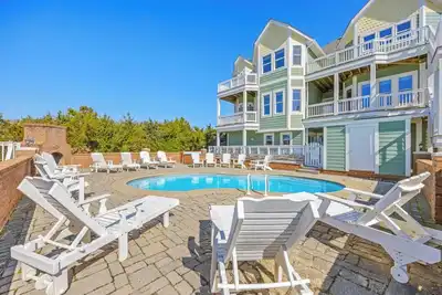 Image de Accueil semi-bord de mer extraordinaire avec piscine, bain à remous, salle de jeux, accessible aux personnes à mobilité réduite