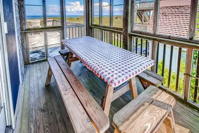 Image de Vues enchanteresses sur l'océan et le son! Oceanfront dans les vagues w \/ Hot Tub, à quelques pas de la plage!