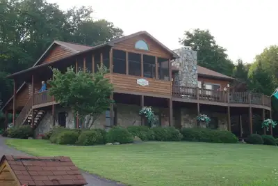Image de Superbe Lake Front Resort Accueil dans les montagnes